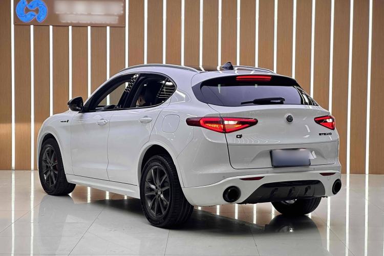 Used Alfa Romeo Stelvio 2017 2.0T 200HP Luxury Edition Exterior 2
