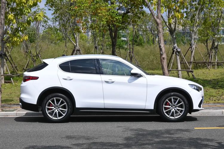 Used Alfa Romeo Stelvio 2017 2.0T 280HP Luxury Edition Exterior 3