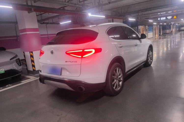 Used Alfa Romeo Stelvio 2017 2.0T 280HP Luxury Edition Exterior 3