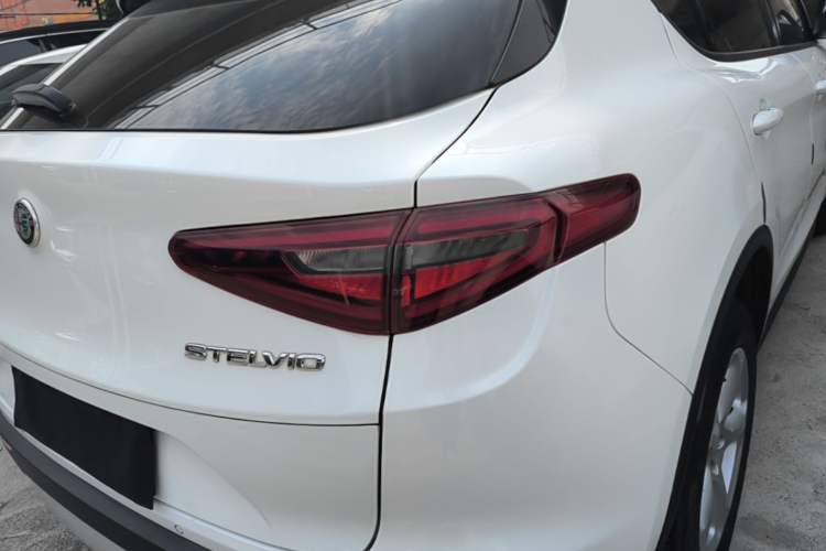 Used Alfa Romeo Stelvio 2017 2.0T 200HP Elite Edition Exterior 3