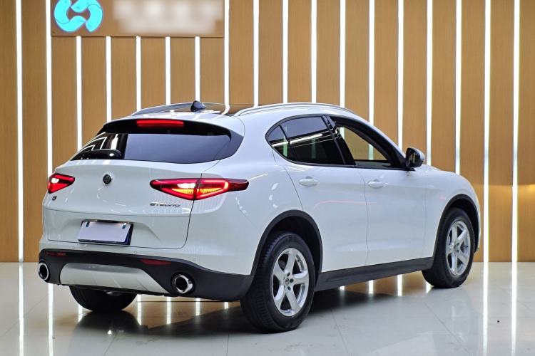 Used Alfa Romeo Stelvio 2017 2.0T 200HP Elite Edition Exterior 3