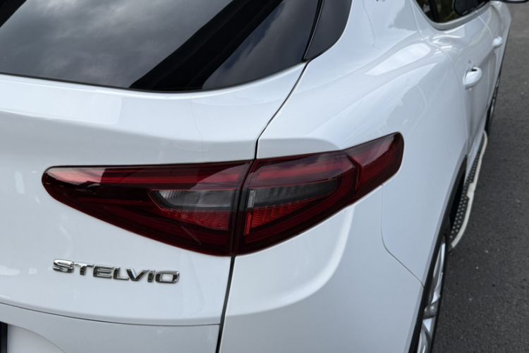 Used Alfa Romeo Stelvio 2017 2.0T 200HP Luxury Edition Exterior 3