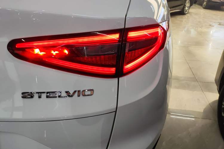 Used Alfa Romeo Stelvio 2017 2.0T 200HP Luxury Edition Exterior 3