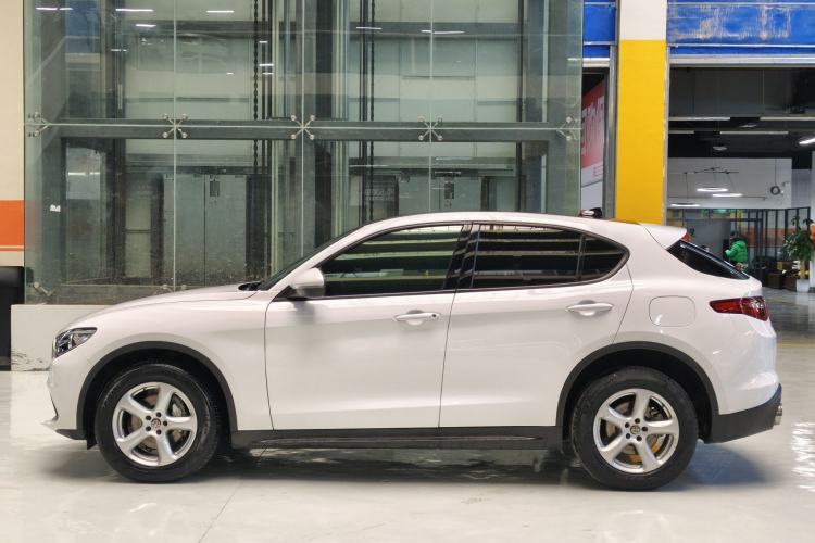 Used Alfa Romeo Stelvio 2017 2.0T 200HP Elite Edition Exterior 3