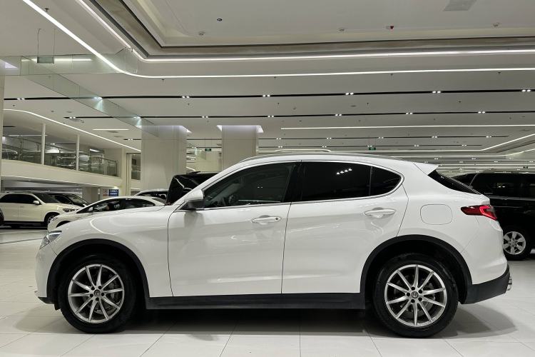 Used Alfa Romeo Stelvio 2017 2.0T 200HP Luxury Edition Exterior 3