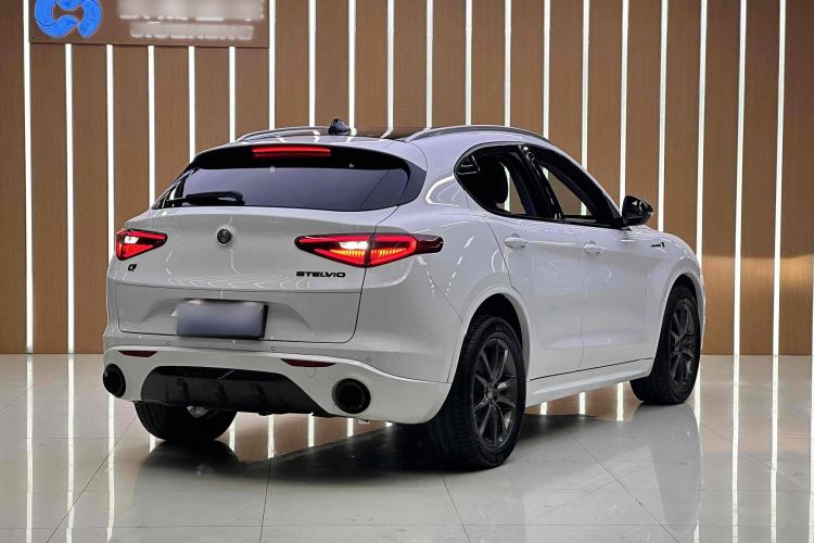 Used Alfa Romeo Stelvio 2017 2.0T 200HP Luxury Edition Exterior 3
