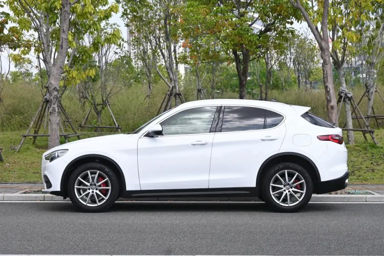 Used Alfa Romeo Stelvio 2017 2.0T 280HP Luxury Edition Exterior 4