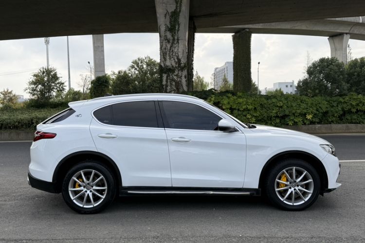 Used Alfa Romeo Stelvio 2017 2.0T 200HP Luxury Edition Exterior 4
