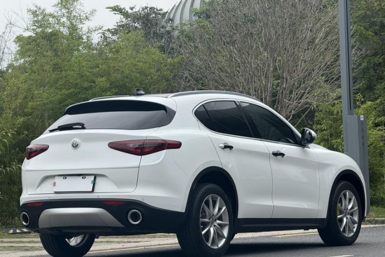 Used Alfa Romeo Stelvio 2017 2.0T 280HP Luxury Edition Exterior 4