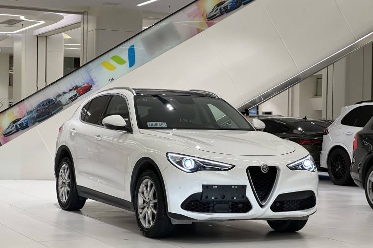 Used Alfa Romeo Stelvio 2017 2.0T 200HP Luxury Edition Exterior 4