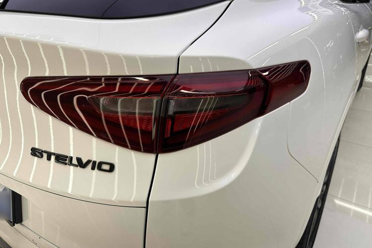 Used Alfa Romeo Stelvio 2017 2.0T 200HP Luxury Edition Exterior 4