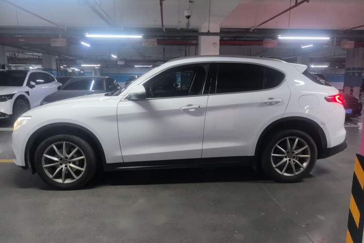 Used Alfa Romeo Stelvio 2017 2.0T 280HP Luxury Edition Exterior 5