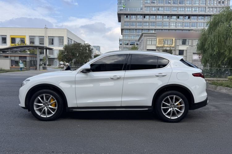 Used Alfa Romeo Stelvio 2017 2.0T 200HP Luxury Edition Exterior 5