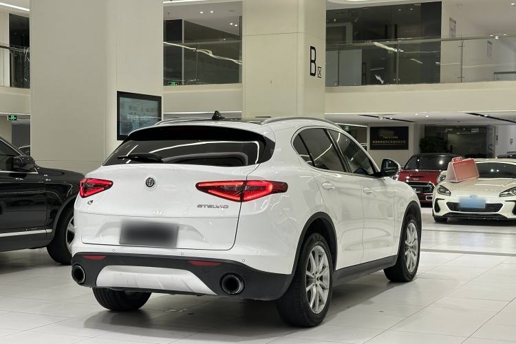 Used Alfa Romeo Stelvio 2017 2.0T 200HP Luxury Edition Exterior 5