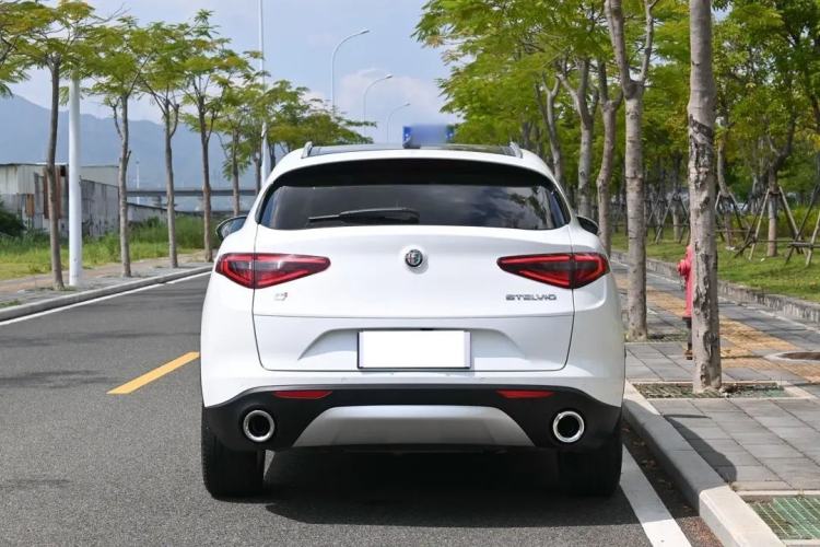 Used Alfa Romeo Stelvio 2017 2.0T 280HP Luxury Edition Exterior 6
