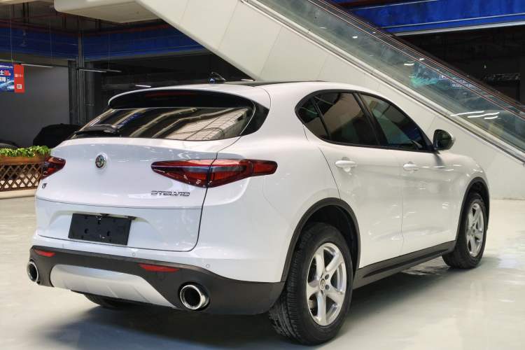 Used Alfa Romeo Stelvio 2017 2.0T 200HP Elite Edition Exterior 6