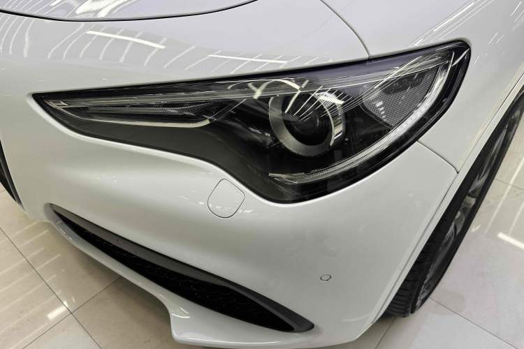 Used Alfa Romeo Stelvio 2017 2.0T 200HP Luxury Edition Exterior 6