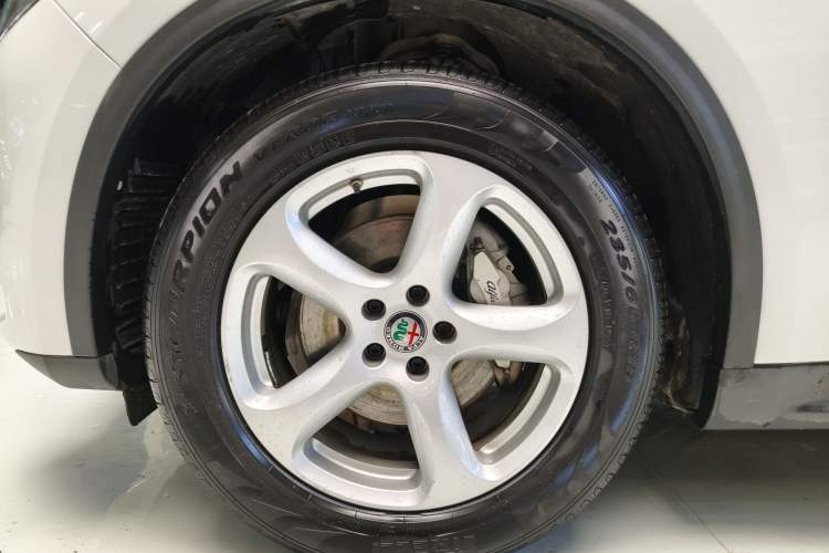 Used Alfa Romeo Stelvio 2017 2.0T 200HP Elite Edition Exterior 7