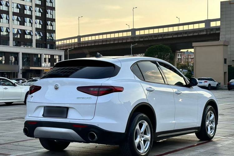 Used Alfa Romeo Stelvio 2017 2.0T 200HP Elite Edition Exterior 8