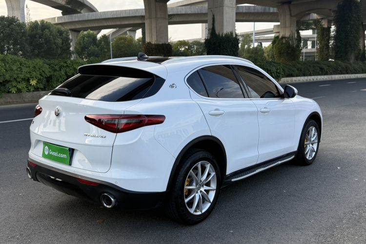 Used Alfa Romeo Stelvio 2017 2.0T 200HP Luxury Edition Exterior 8