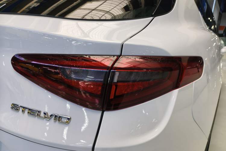 Used Alfa Romeo Stelvio 2017 2.0T 200HP Elite Edition Exterior 8