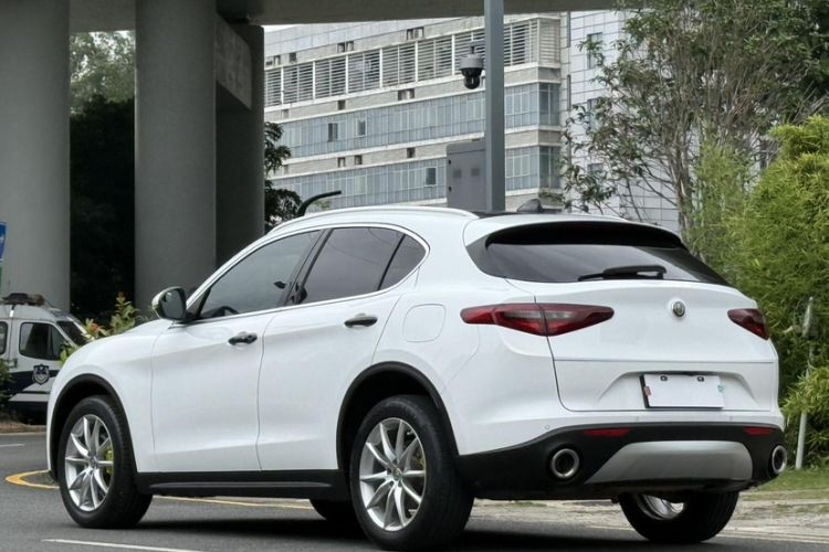 Used Alfa Romeo Stelvio 2017 2.0T 280HP Luxury Edition Exterior 8