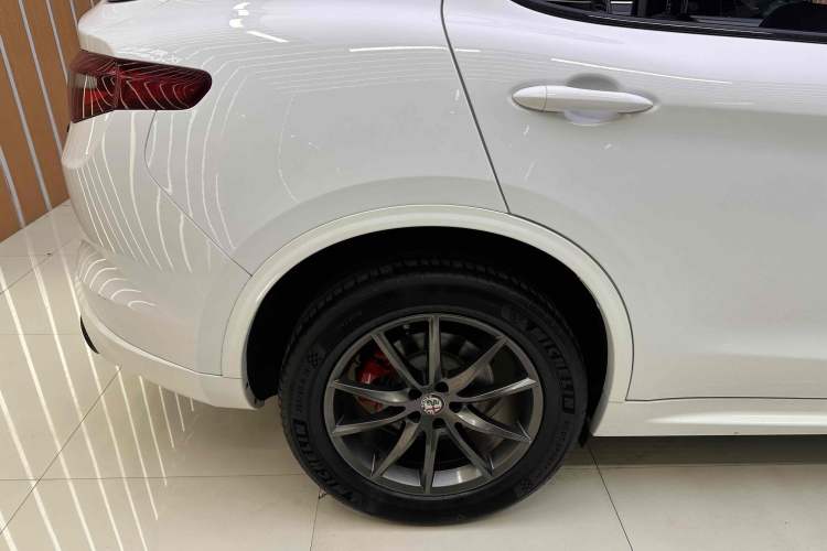 Used Alfa Romeo Stelvio 2017 2.0T 200HP Luxury Edition Exterior 8