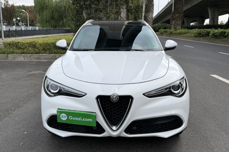 Used Alfa Romeo Stelvio 2017 2.0T 200HP Luxury Edition Exterior 9