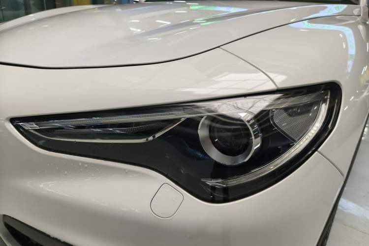 Used Alfa Romeo Stelvio 2017 2.0T 200HP Elite Edition Exterior 9
