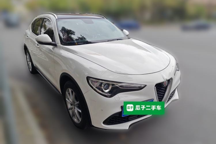 Used Alfa Romeo Stelvio 2017 2.0T 200HP Luxury Edition Front Right 45 Deg