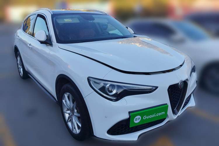 Used Alfa Romeo Stelvio 2017 2.0T 280HP Luxury Edition Front Right 45 Deg