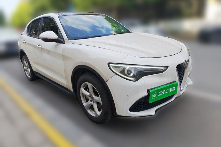 Used Alfa Romeo Stelvio 2017 2.0T 200HP Elite Edition Front Right 45 Deg