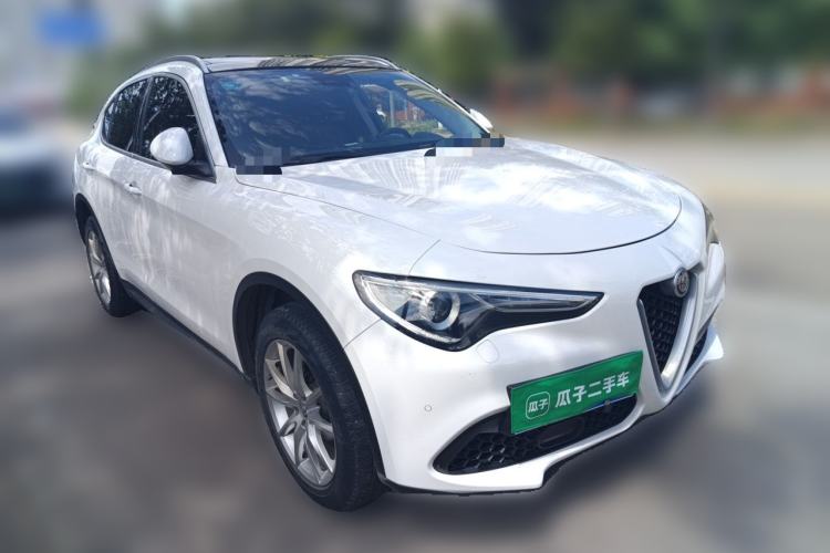 Used Alfa Romeo Stelvio 2017 2.0T 200HP Luxury Edition Front Right 45 Deg
