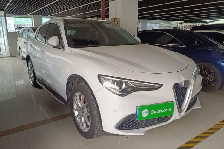 Used Alfa Romeo Stelvio 2017 2.0T 200HP Luxury Edition Front Right 45 Deg