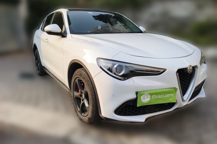 Used Alfa Romeo Stelvio 2017 2.0T 200HP Elite Edition Front Right 45 Deg