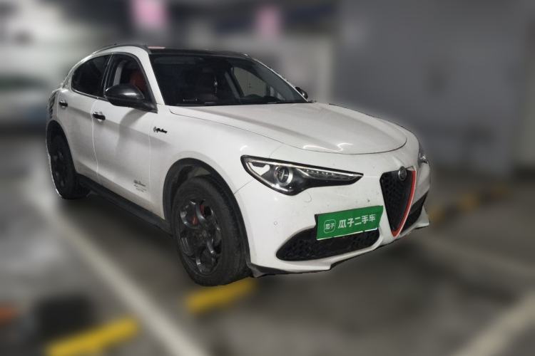 Used Alfa Romeo Stelvio 2017 2.0T 280HP Luxury Edition Front Right 45 Deg