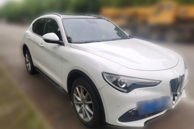 Used Alfa Romeo Stelvio 2017 2.0T 280HP Luxury Edition Front Right 45 Deg