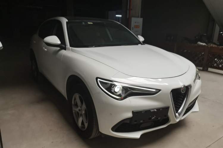 Used Alfa Romeo Stelvio 2017 2.0T 200HP Elite Edition Front Right 45 Deg