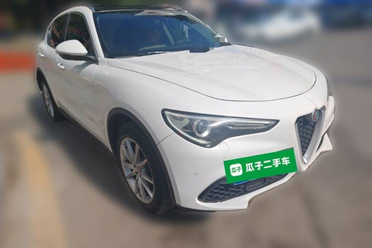 Used Alfa Romeo Stelvio 2017 2.0T 200HP Luxury Edition Front Right 45 Deg