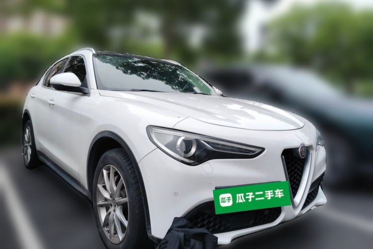 Used Alfa Romeo Stelvio 2017 2.0T 200HP Luxury Edition Front Right 45 Deg