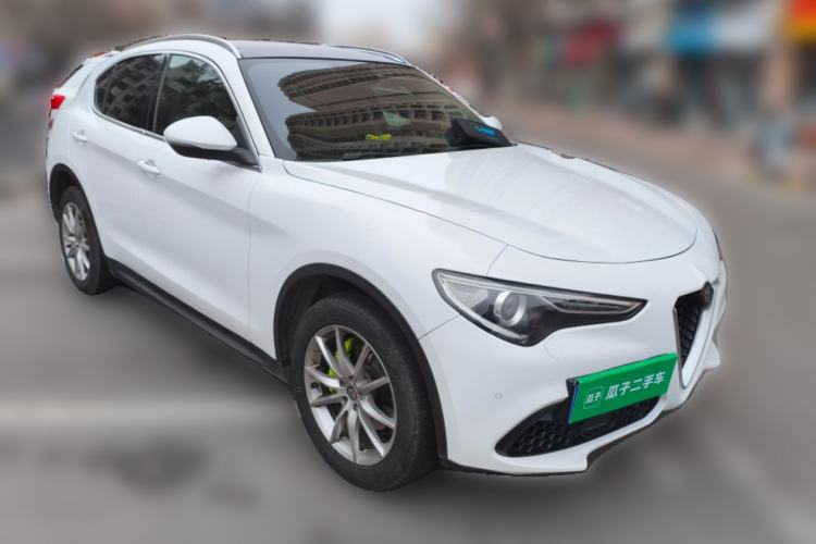 Used Alfa Romeo Stelvio 2017 2.0T 200HP Luxury Edition Front Right 45 Deg
