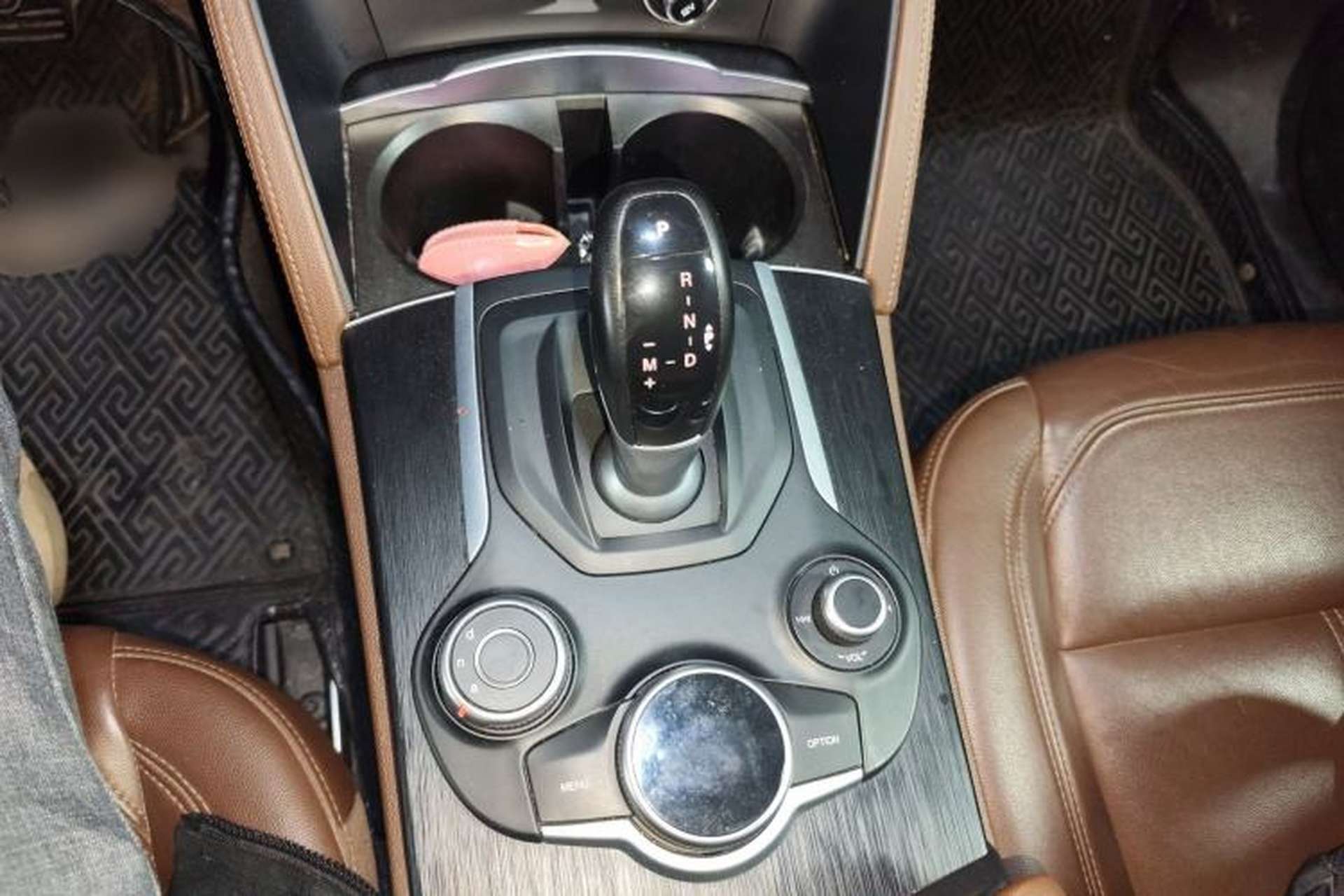 Used Alfa Romeo Stelvio 2017 2.0T 280HP Luxury Edition Gear Lever