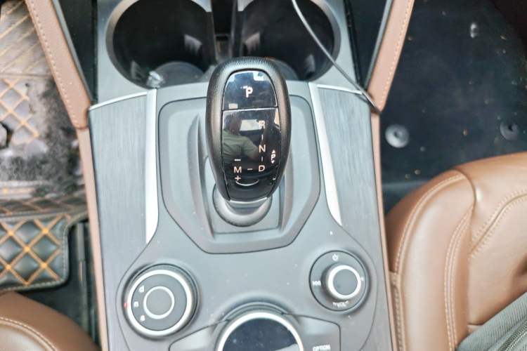 Used Alfa Romeo Stelvio 2017 2.0T 200HP Elite Edition Gear Lever