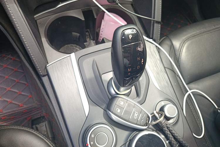 Used Alfa Romeo Stelvio 2017 2.0T 200HP Luxury Edition Gear Lever