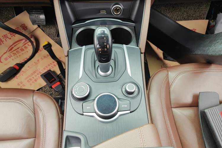 Used Alfa Romeo Stelvio 2017 2.0T 200HP Luxury Edition Gear Lever