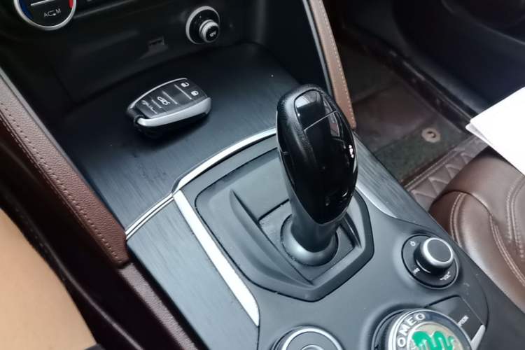 Used Alfa Romeo Stelvio 2017 2.0T 200HP Luxury Edition Gear Lever