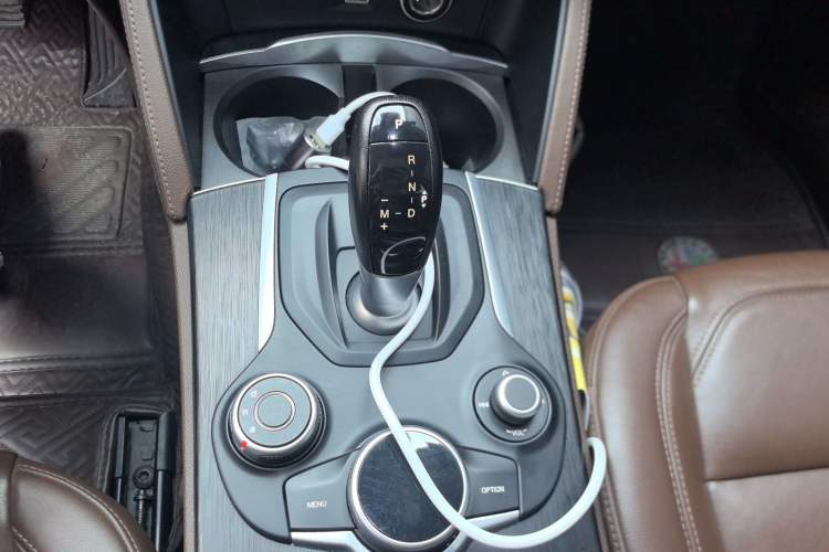 Used Alfa Romeo Stelvio 2017 2.0T 200HP Luxury Edition Gear Lever