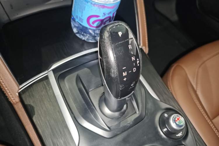 Used Alfa Romeo Stelvio 2017 2.0T 280HP Luxury Edition Gear Lever
