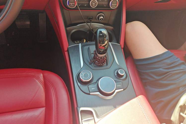 Used Alfa Romeo Stelvio 2017 2.0T 200HP Luxury Edition Gear Lever