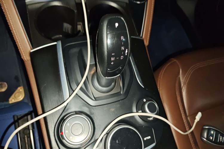 Used Alfa Romeo Stelvio 2017 2.0T 200HP Luxury Edition Gear Lever